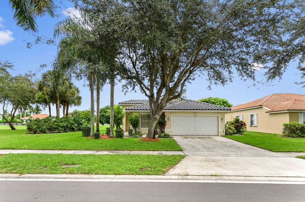 Photo of 5516 Muirfield Village Circle, Lake Worth, FL 33463 (MLS # R11126530)