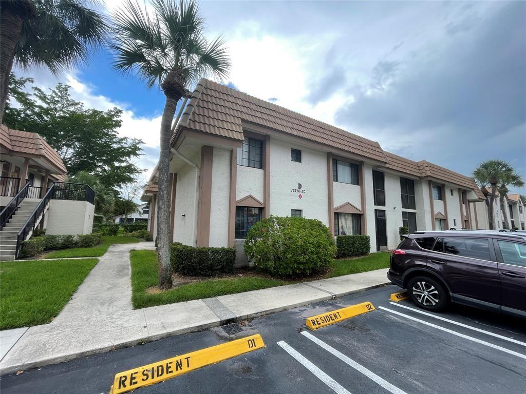 Bright and Spacious 3 Bedroom & 2 Bathroom First floor unit, Ample space for families. tile floor to the entire house, easy to clean and maintain. Huge Kitchen with Granite Counter Top, enjoy your cooking time. Large master bedroom with walk-in closet. Fully Upgraded Bathrooms. Full size Washer and Dryer in the unit, screened patio with Lake View, perfect for relaxing and entertaining. Nice and quiet community! New Fresh paint the unit and brand new window blinds. A/C and water heater are few years old. The community is well maintenance and quite. Great school zone, walking distance to Elementary schools. Just mins access to highway and shopping center. Don't miss out on this must-see property! Contact us today to schedule a viewing!
The association require 650 credit score and up.