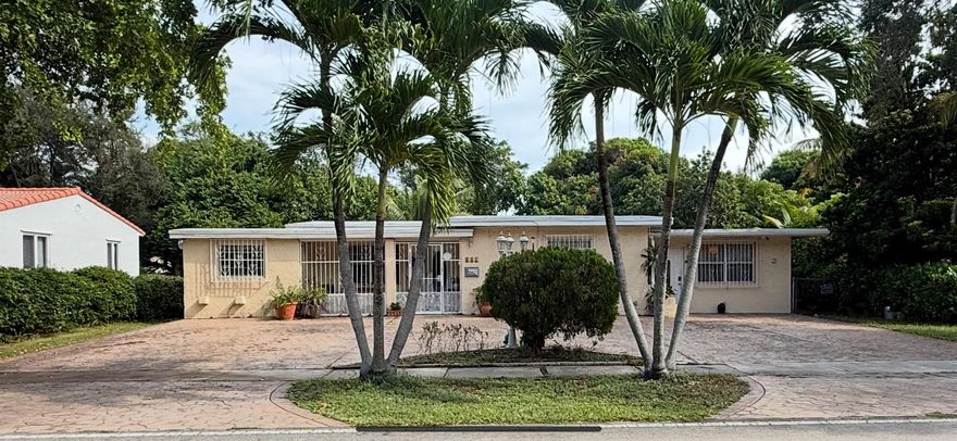 A BEAUTIFULLY WELL-KEPT INVESTMENT PROPERTY THAT PROMISES GREAT POTENTIAL AND INSTANT RETURNS. THIS PROPERTY IS A SINGLE-FAMILY HOME BEING USED AS A NON-CONFORMING TRIPLEX, CONSISTING OF TWO 2-BEDROOM/1-BATHROOM UNITS PLUS AN EFFICIENCY UNIT. EACH UNIT FEATURES A DINING/LIVING ROOM COMBINATION, TILED FLOORS, SPACIOUS KITCHENS WITH GRANITE COUNTERTOPS, CENTRAL AC, ALONG WITH A WASHER AND DRYER IN EACH UNIT. LARGE FENCED YARD, PERFECT FOR OUTDOOR ACTIVITIES, AND A STORAGE SHED LOCATED AT THE BACK OF THE PROPERTY. CONVENIENTLY SITUATED NEAR MAJOR HIGHWAYS, SCHOOLS, AND SHOPPING AREAS. A PERFECT INVESTMENT OPPORTUNITY FOR THOSE LOOKING TO GENERATE INSTANT INCOME.