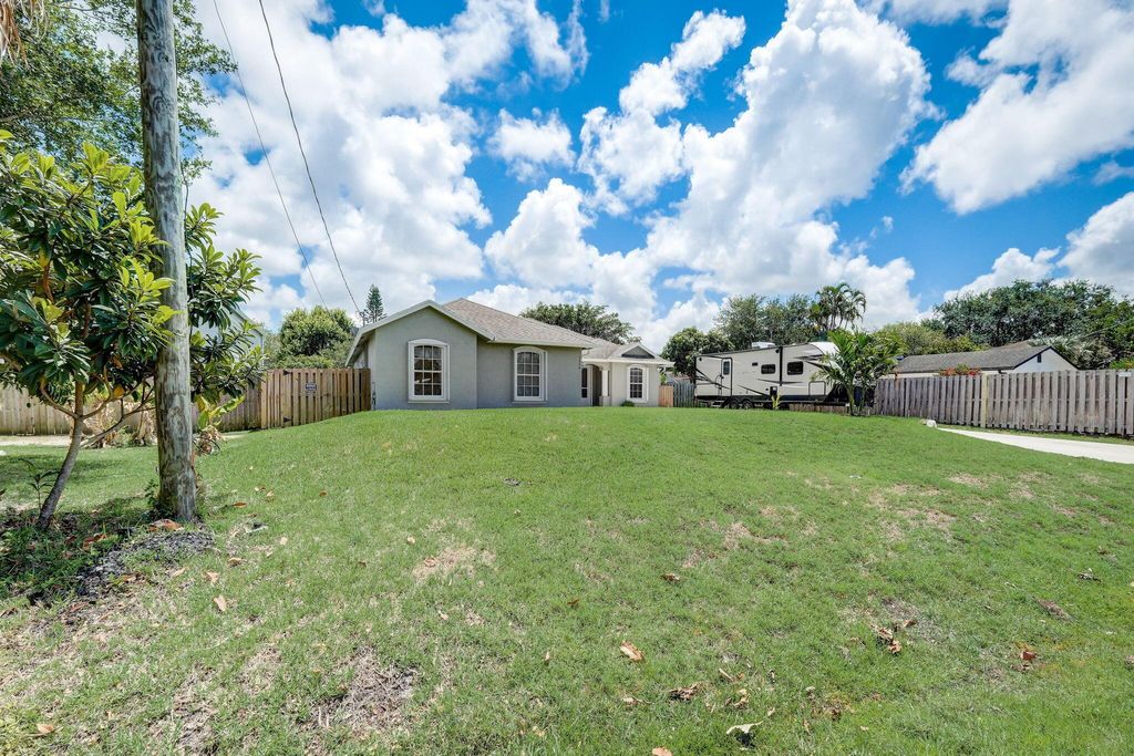 Photo of 3404 SE Jefferson Street, Stuart, FL 34997 (MLS # R10985574)