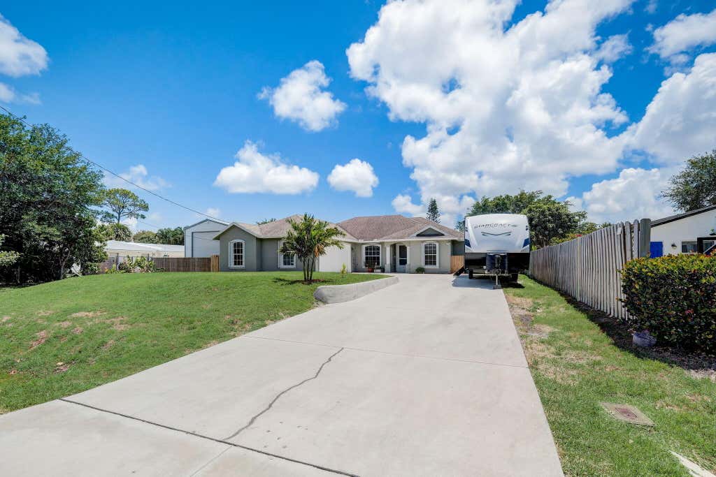 Photo of 3404 SE Jefferson Street, Stuart, FL 34997 (MLS # R10985574)