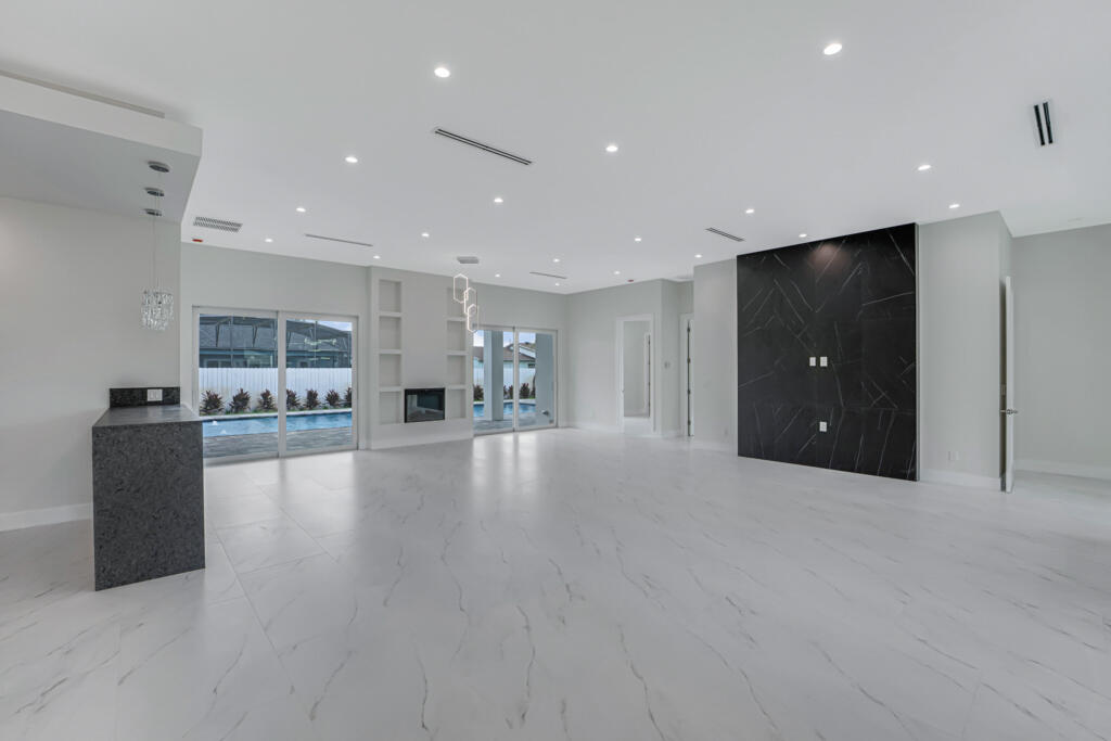 FLORIDA GARDENS PLAT 4 UNREC ON AM-10 - Residential