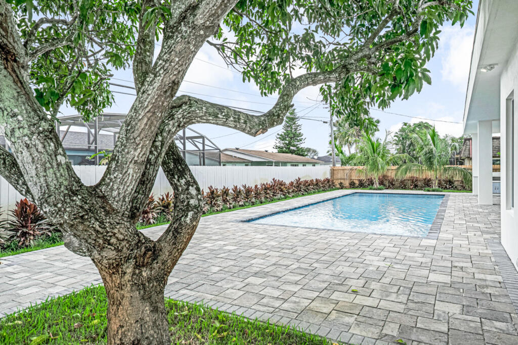 FLORIDA GARDENS PLAT 4 UNREC ON AM-10 - Residential