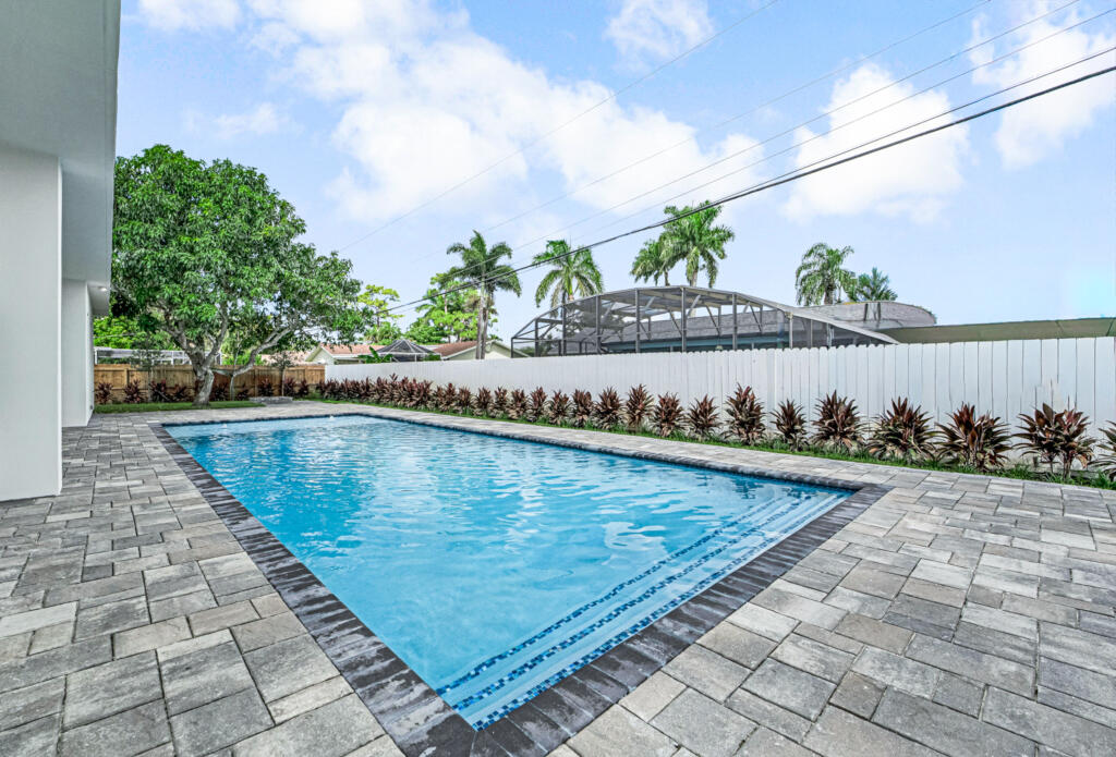 FLORIDA GARDENS PLAT 4 UNREC ON AM-10 - Residential