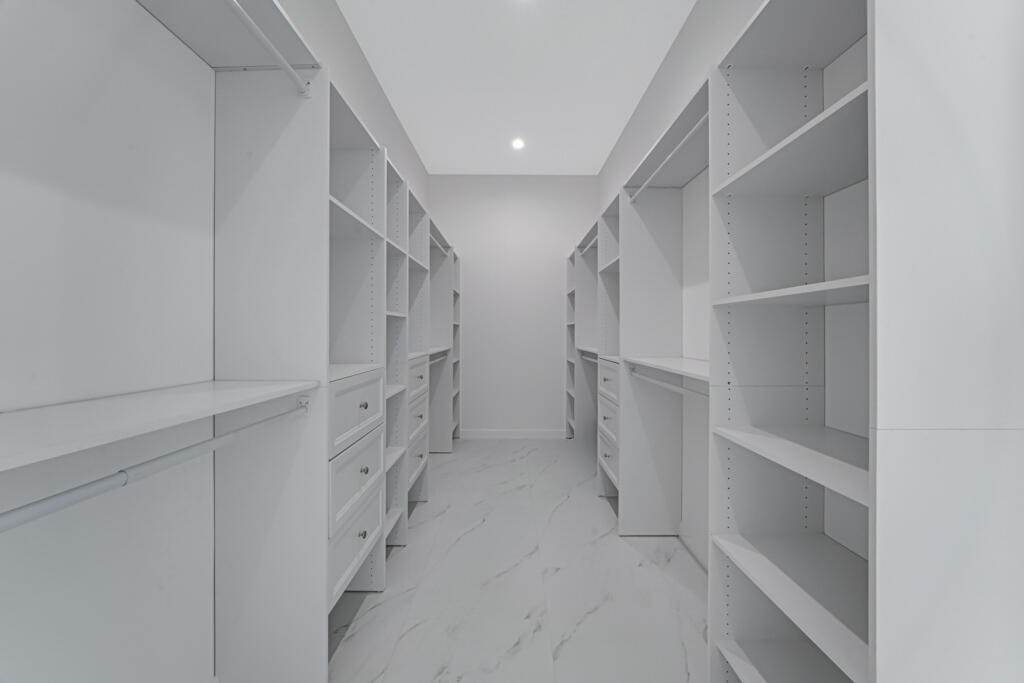 FLORIDA GARDENS PLAT 4 UNREC ON AM-10 - Residential