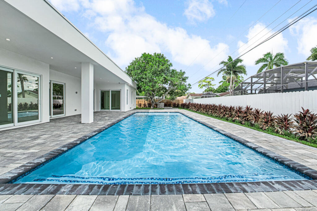 FLORIDA GARDENS PLAT 4 UNREC ON AM-10 - Residential