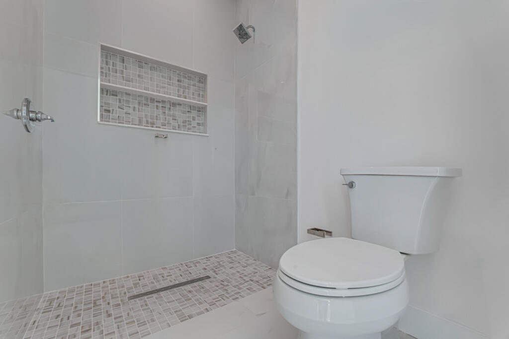 FLORIDA GARDENS PLAT 4 UNREC ON AM-10 - Residential