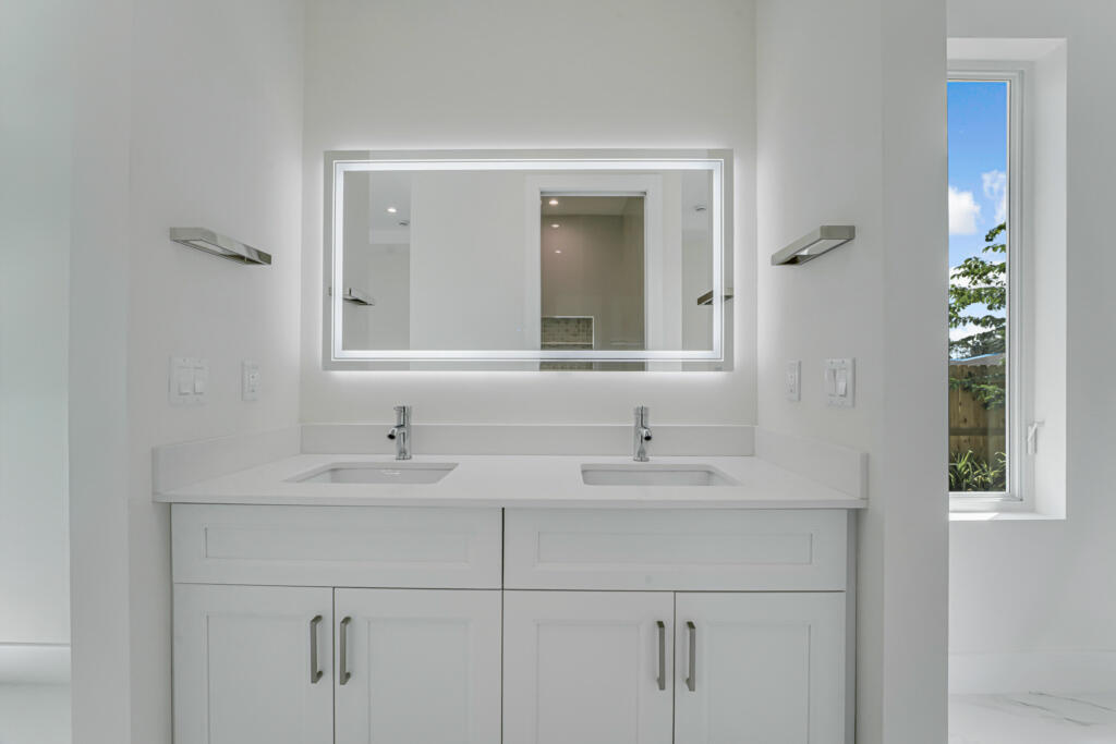 FLORIDA GARDENS PLAT 4 UNREC ON AM-10 - Residential