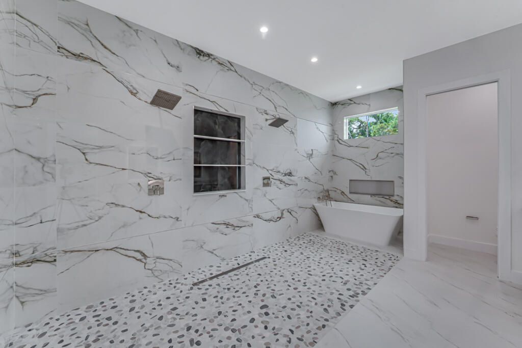 FLORIDA GARDENS PLAT 4 UNREC ON AM-10 - Residential