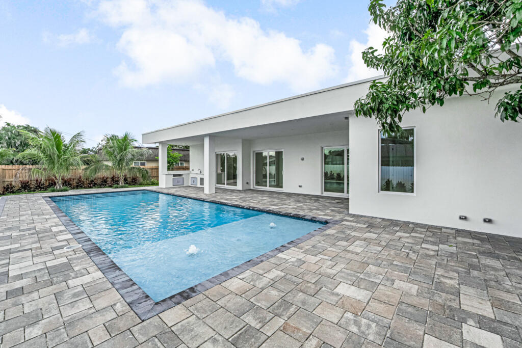 FLORIDA GARDENS PLAT 4 UNREC ON AM-10 - Residential