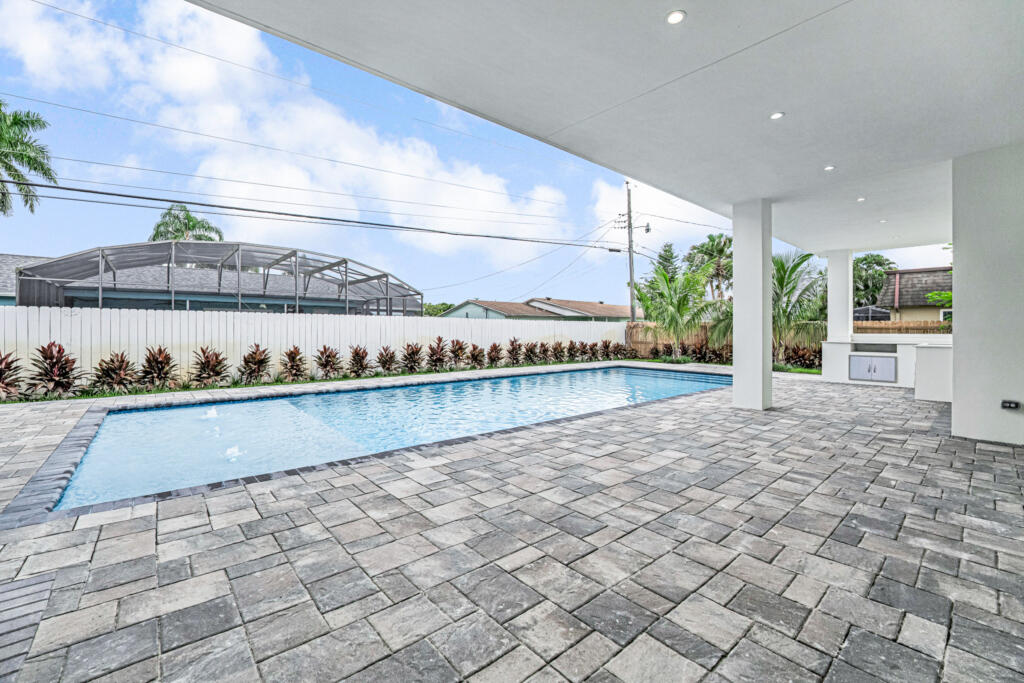 FLORIDA GARDENS PLAT 4 UNREC ON AM-10 - Residential