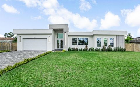68 W Plumosa Lane Lake Worth FL 33467