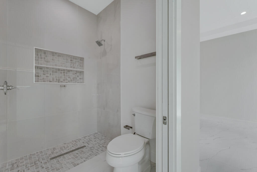 FLORIDA GARDENS PLAT 4 UNREC ON AM-10 - Residential