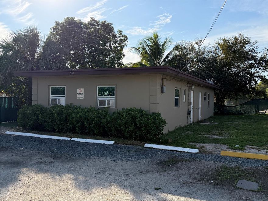 LOCATED JUST OFF OF SUNRISE BLVD. IN A NICE WORKING NEIGHBORHOOD. BUILDING IN VERY GOOD CONDITION WITH EXCELLENT TENANTS. ALL UPDATED
