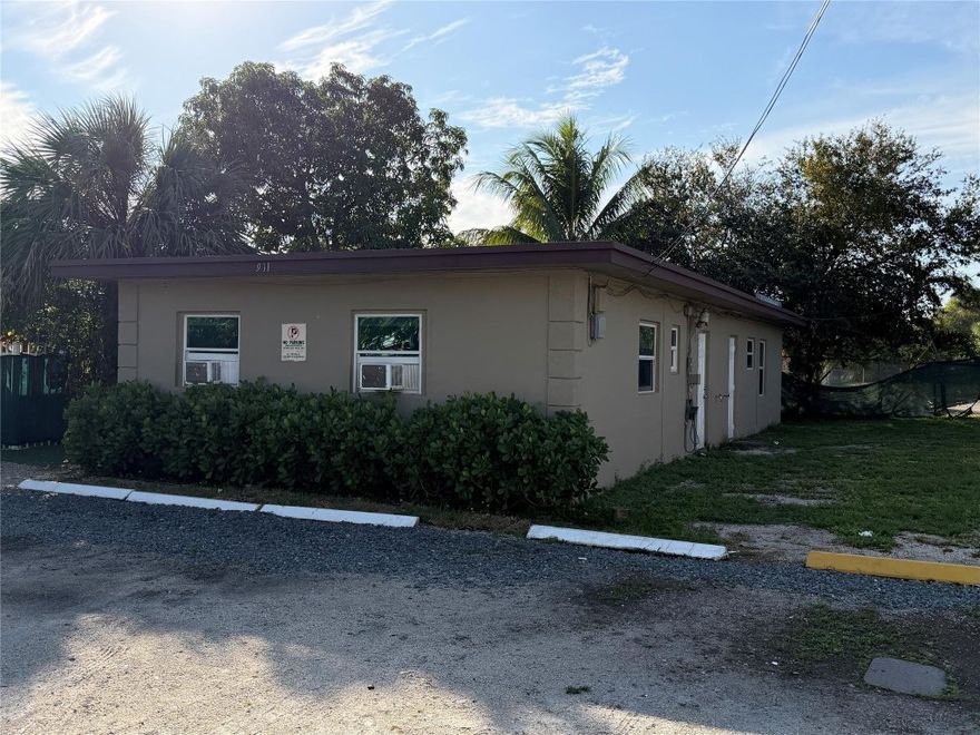LOCATED JUST OFF OF SUNRISE BLVD. IN A NICE WORKING NEIGHBORHOOD. BUILDING IN VERY GOOD CONDITION WITH EXCELLENT TENANTS. ALL UPDATED