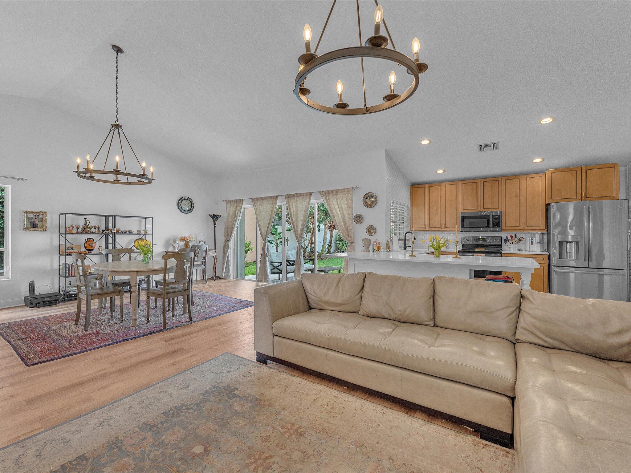 1097 Roble Way