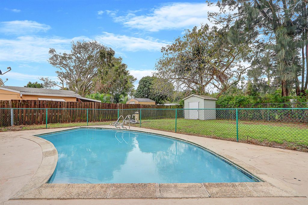 Photo of 801 W Wisteria Avenue, Fort Pierce, FL 34982 (MLS # R10951473)