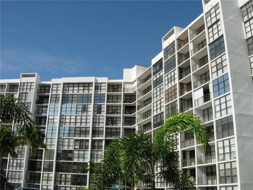Wonderful 1 bedroom 1.5 bath condo in three islands.  Floor to ceiling windows with great unobstructed views. Large master bedroom with en suite and walk in closet.  Living room offers both a dining area and also a den that can be used for an office. Fantastic area and within walking distance to shops, restaurants, beach. Call now for your private showing.