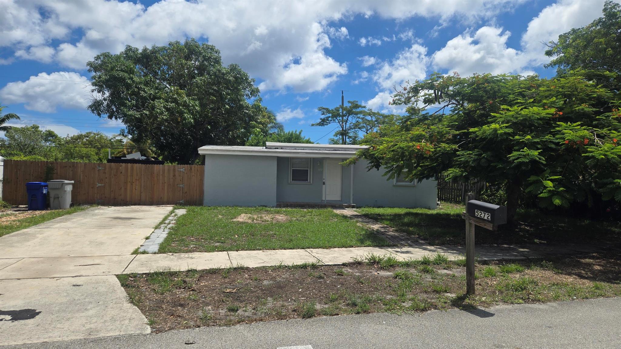 Quiet neighborhood. Freshly painted 3bedroom 2 baths. Spatious backyard. Mango tree. Ask about construction discount. Ready to move-in.