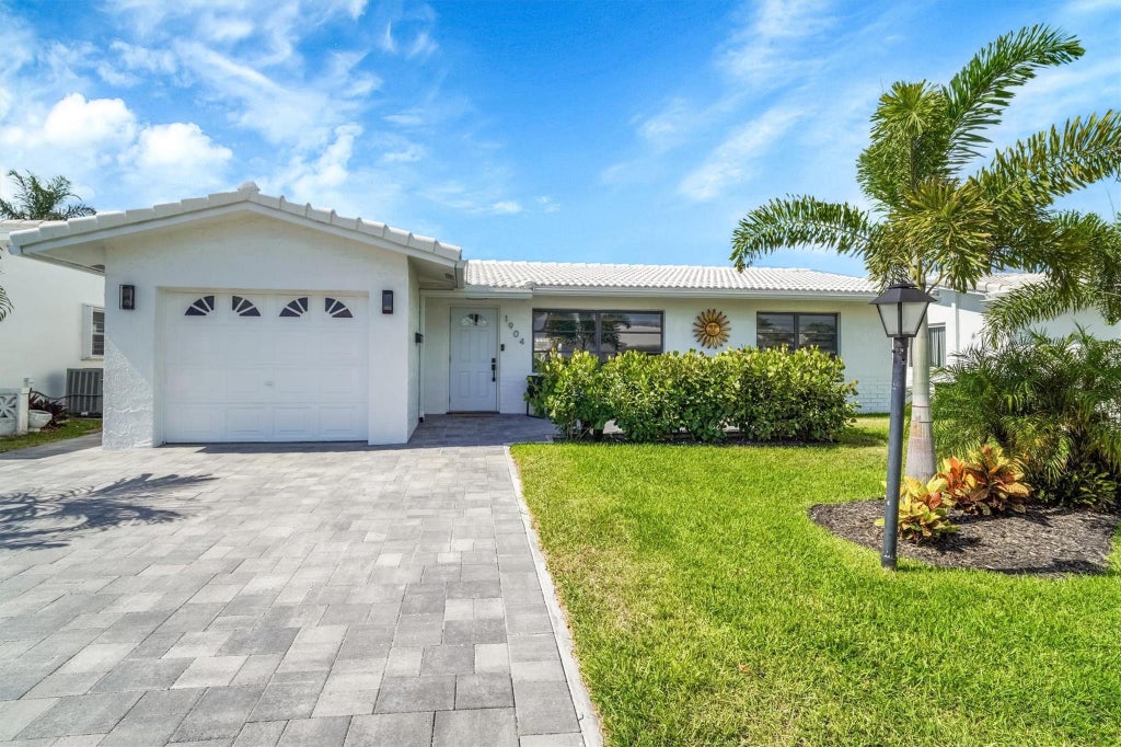 Photo of 1904 SW 17th Avenue, Boynton Beach, FL 33426 (MLS # F10509011)