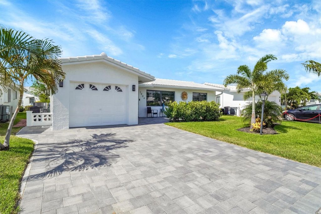 Photo of 1904 SW 17th Avenue, Boynton Beach, FL 33426 (MLS # F10509011)