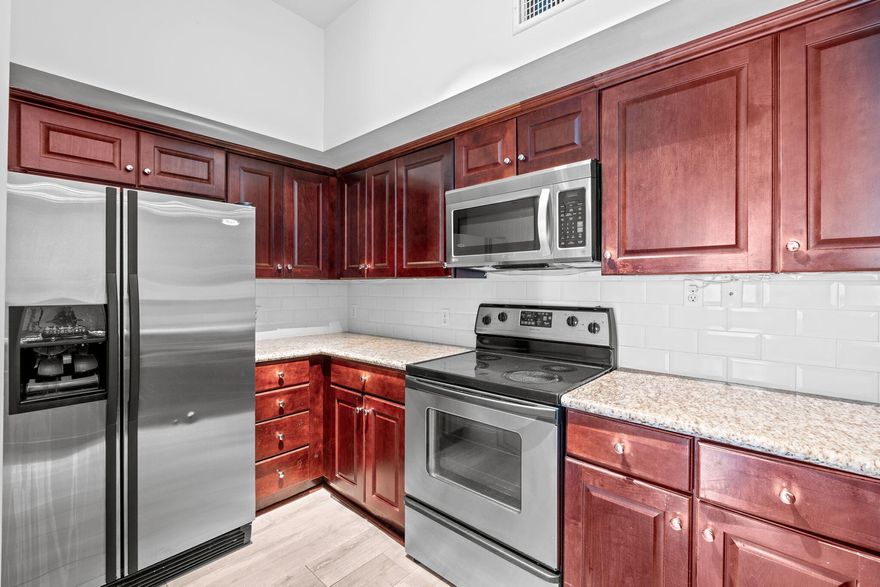 Beautifully updated 3-bedroom, 2-bath condo located in a gated community just minutes from all major equestrian venues. This modern residence features an open-concept layout, stylish finishes, and a bright, contemporary interior. Enjoy the convenience of nearby shopping, dining, and Wellington's premier equestrian facilities--all within a short drive.