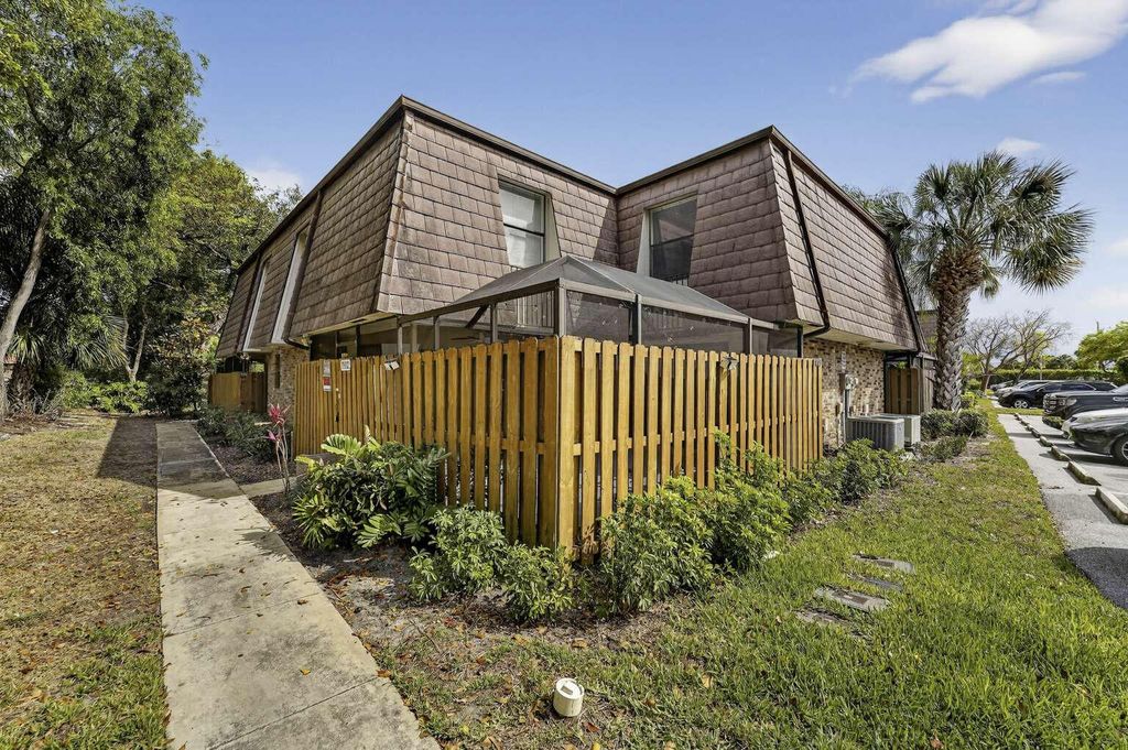 Photo of 7512 E Courtyard Run E, Boca Raton, FL 33433 (MLS # B26003085)