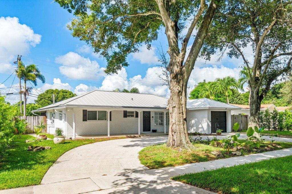Photo of 27 Pinehurst Lane, Boca Raton, FL 33431 (MLS # R11023148)