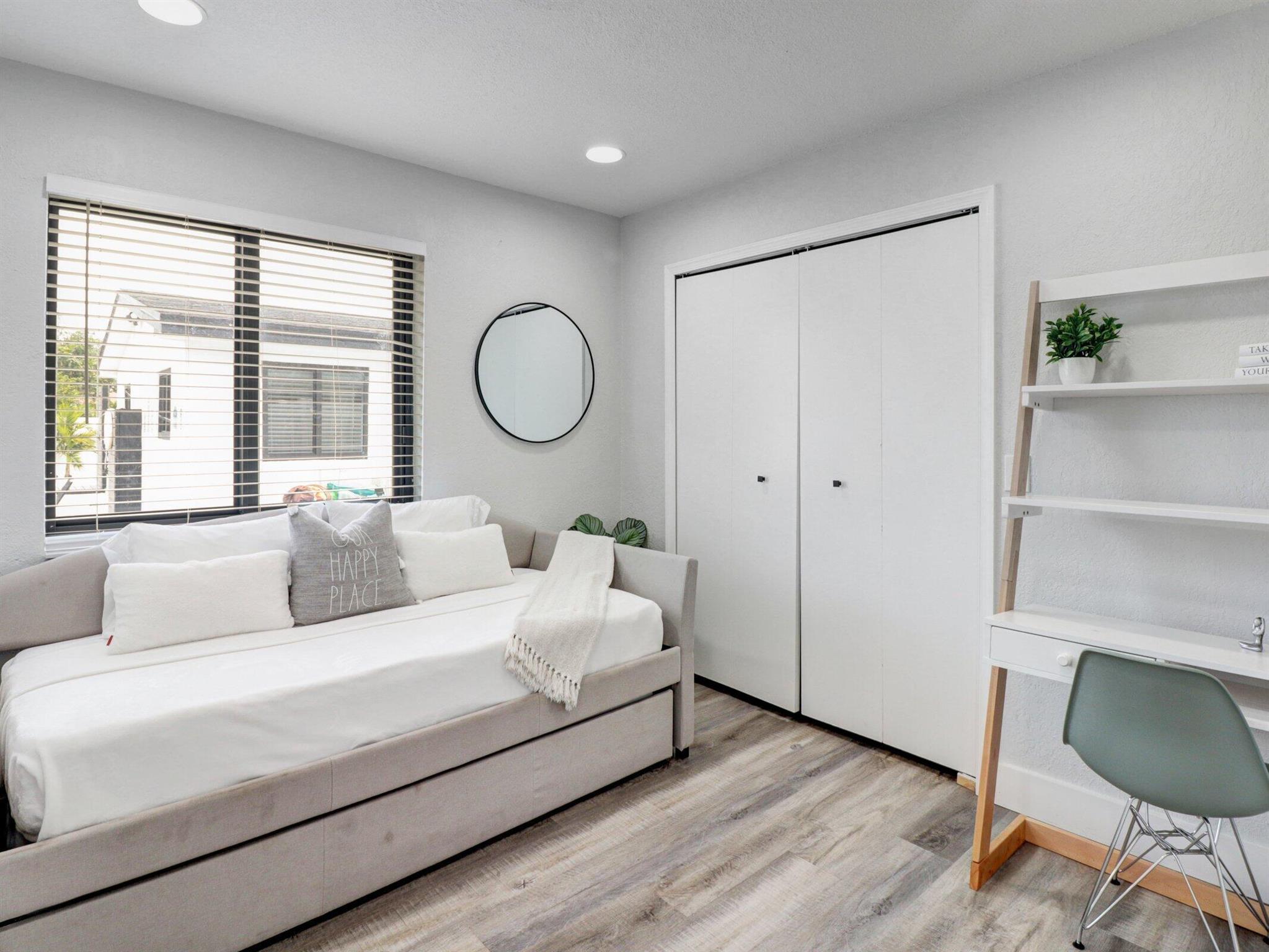 S/D OF 9-46-43 IN - Residential Income