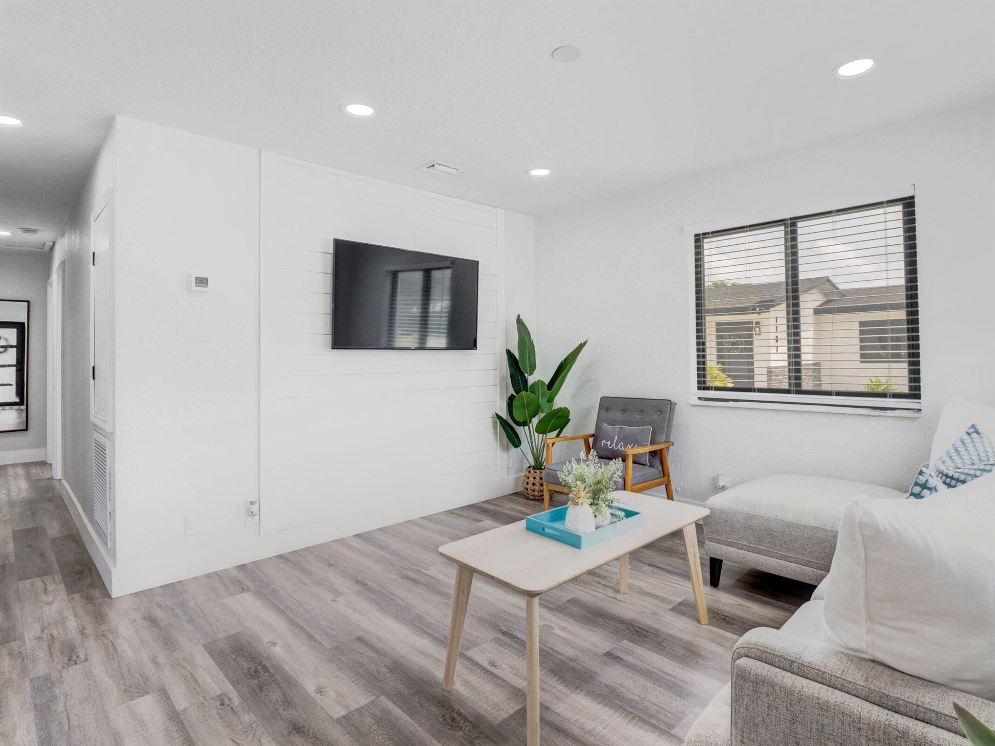 S/D OF 9-46-43 IN - Residential Income