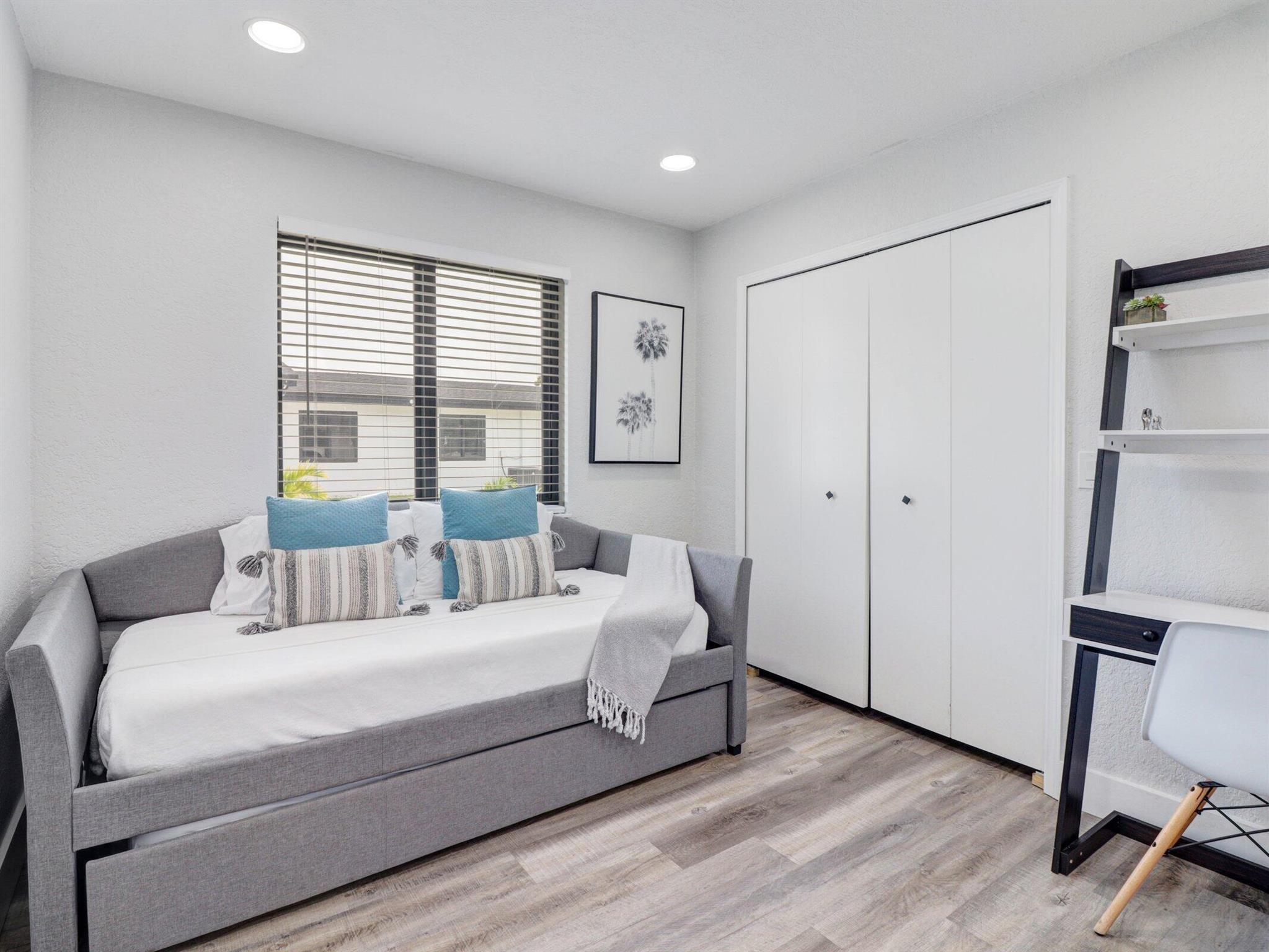 S/D OF 9-46-43 IN - Residential Income