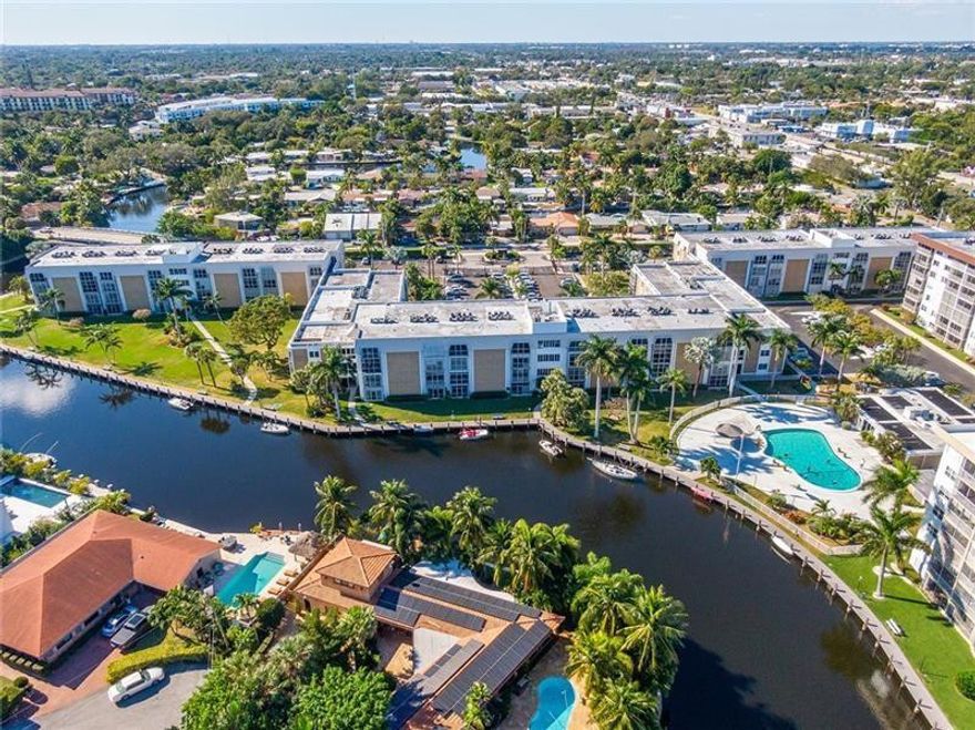 This unit is impeccably designed and in the perfect location. The River Shores community is 2 miles from the Beach, 15 minutes to Downtown Fort Lauderdale, a mile to the heart of Wilton Manors and in close proximity to endless restaurants and shopping. The community offers a large heated pool on the Middle River, Tennis Courts and free boat dockage for boats up to 25 feet while space is available. Sit on your second floor screened in balcony and watch kayaks and boats go by while enjoying your morning coffee or evening libation.