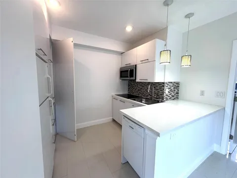 207 SE 10th Terrace Unit 4, Fort Lauderdale, FL MLS: F10500091