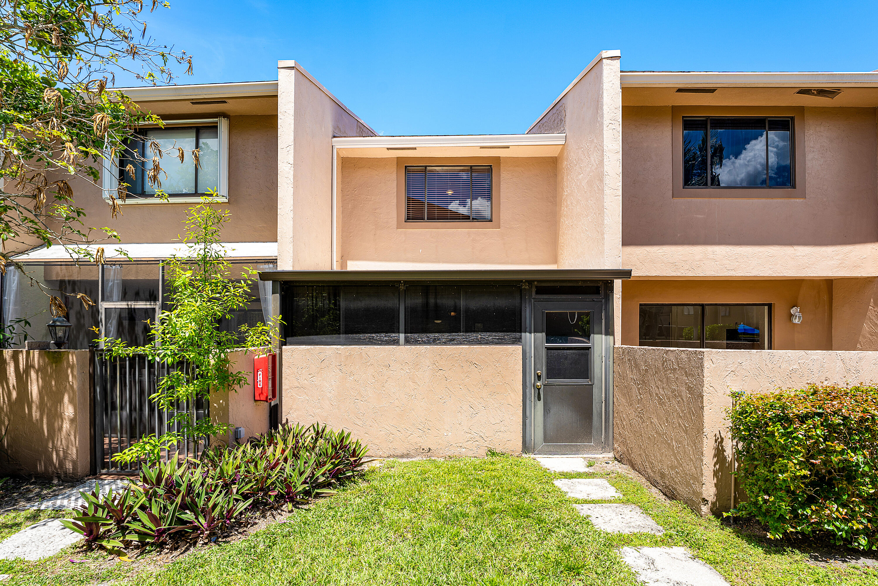 ROYAL VILLAGE TOWNHOUSES CONDO - Residential