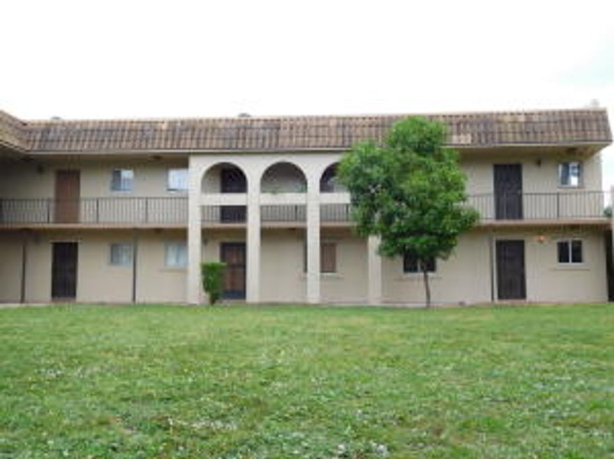 Ready to move in, cozy, corner unit on first floor. All tile floors through out. Updated bathroom and kitchen with stainless steel appliances, granite counter top, wood cabinets and pantry. Window treatments, light fixtures, ceiling fans in all rooms. Screened patio with rolling shades and big storage closet. ''Forest Hill Gardens'' is located close to major highways, restaurants, Walmart, shopping area and schools.