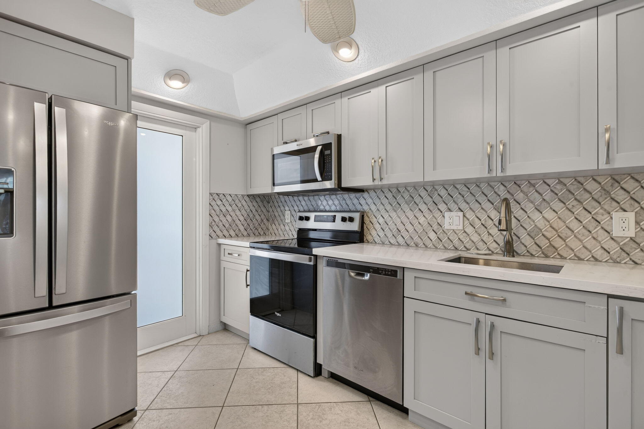 2731 NE 14TH ST Causeway 702