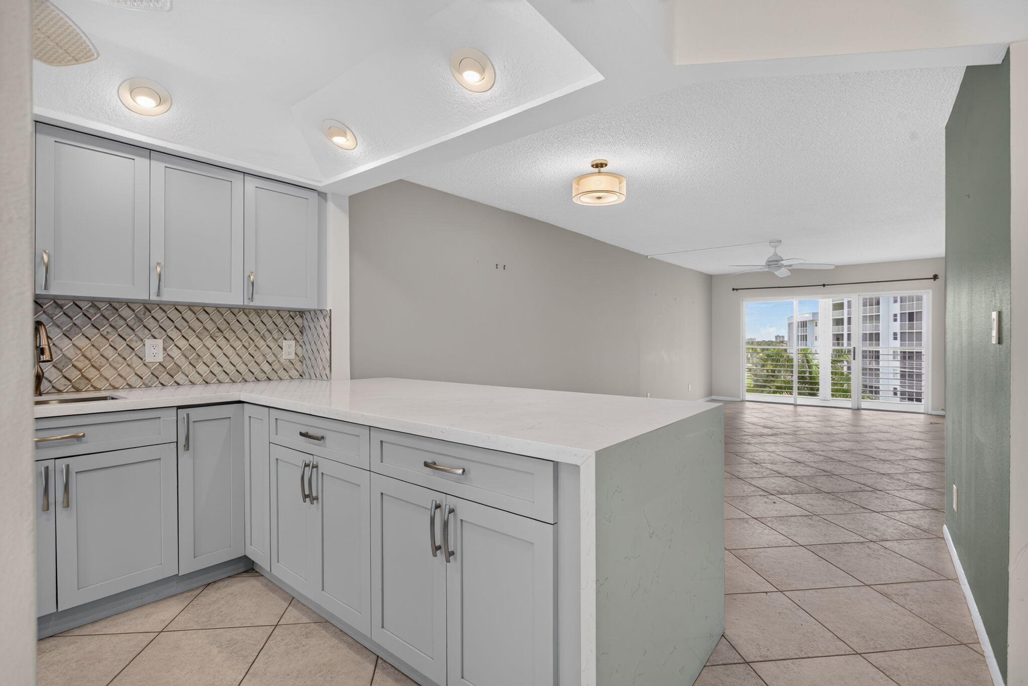 2731 NE 14TH ST Causeway 702