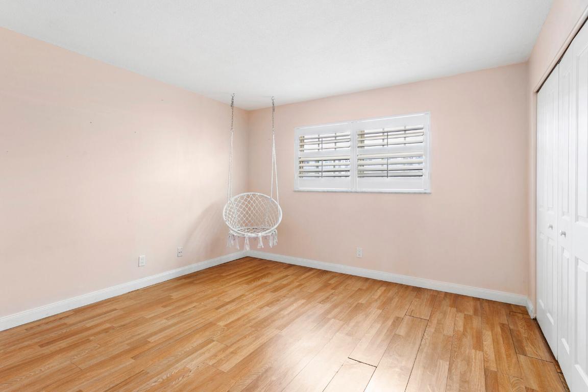 HAMPSHIRE ARMS CONDO APTS LT 181 (LESS W 8.5 FT) A - Residential