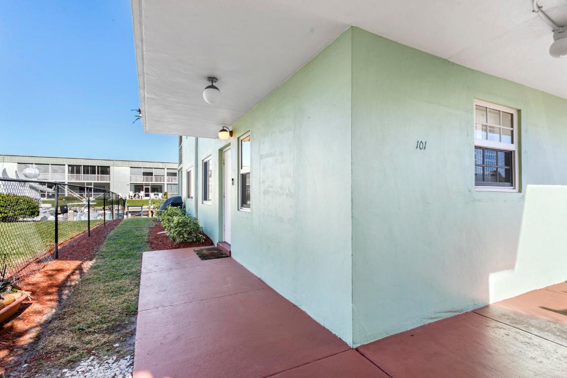 HAMPSHIRE ARMS CONDO APTS LT 181 (LESS W 8.5 FT) A - Residential