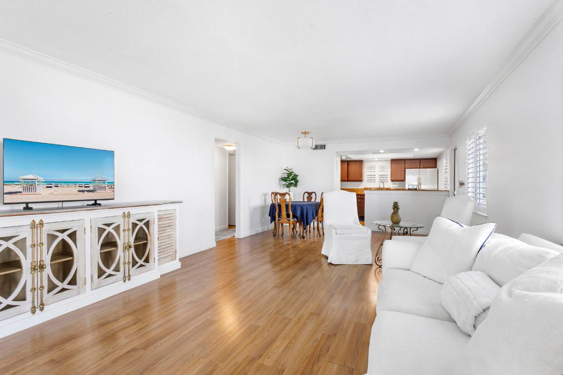 HAMPSHIRE ARMS CONDO APTS LT 181 (LESS W 8.5 FT) A - Residential