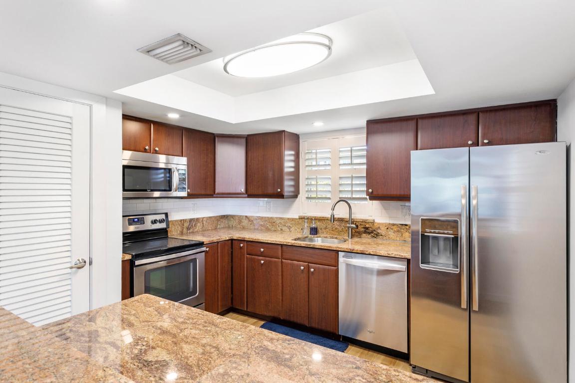 HAMPSHIRE ARMS CONDO APTS LT 181 (LESS W 8.5 FT) A - Residential