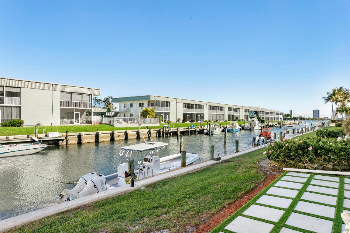 HAMPSHIRE ARMS CONDO APTS LT 181 (LESS W 8.5 FT) A - Residential