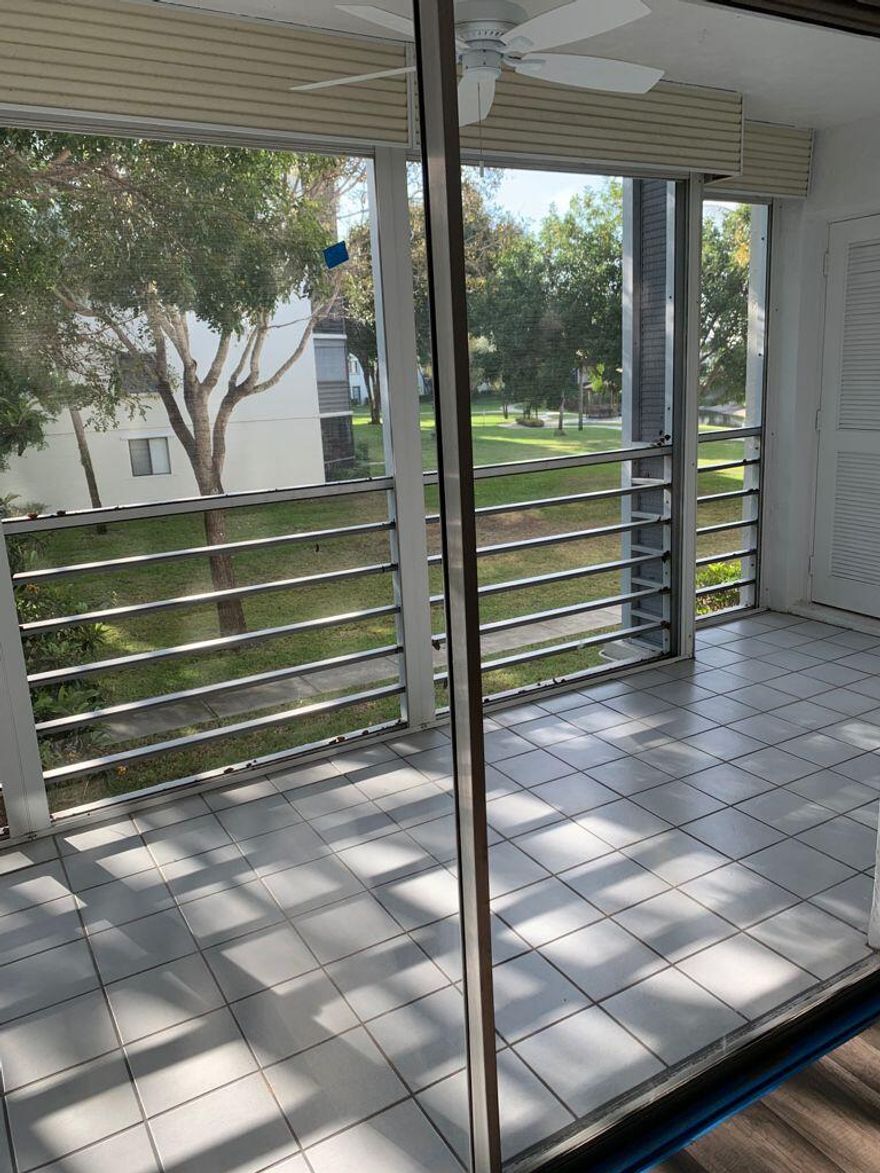 Beautiful unit with new  kitchen appliances and brand new laminate