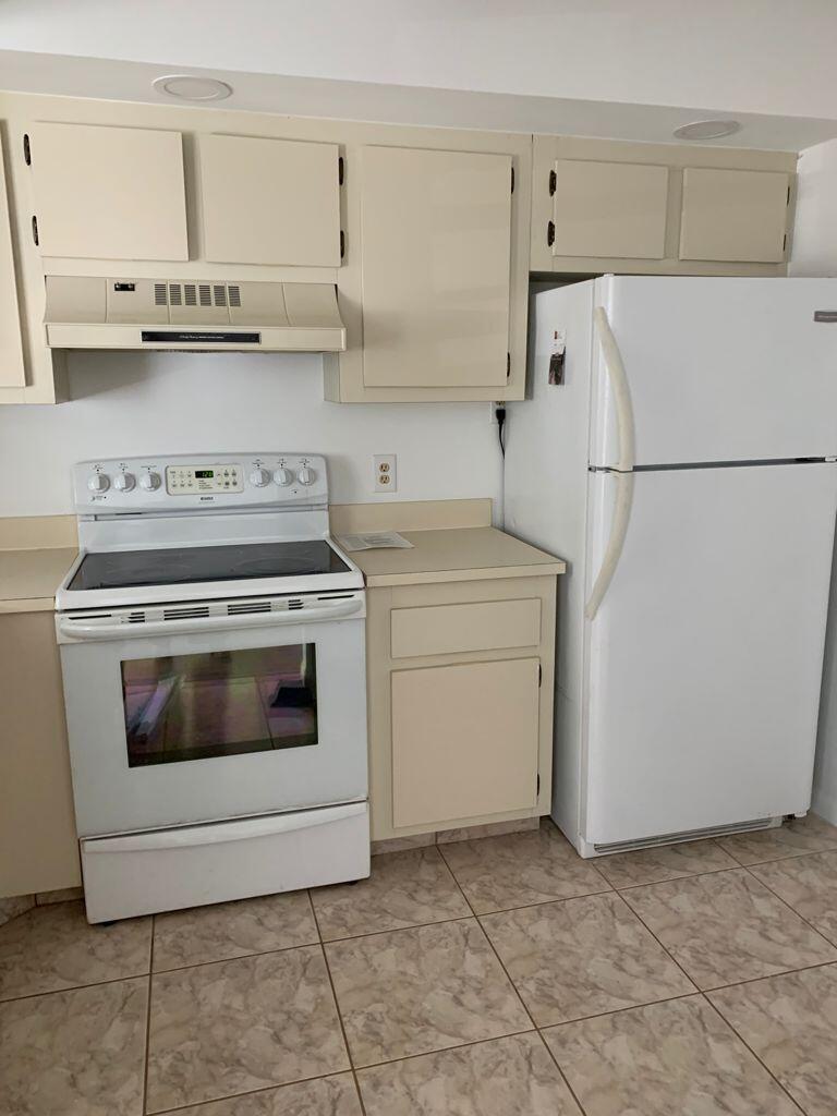 BARRINGTON AT POINCIANA COND - Residential Lease