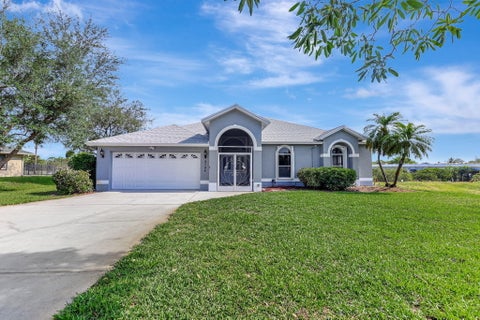 Photo of 2704 SE Eagle Drive, Port Saint Lucie, FL 34984 (MLS # B26037214)