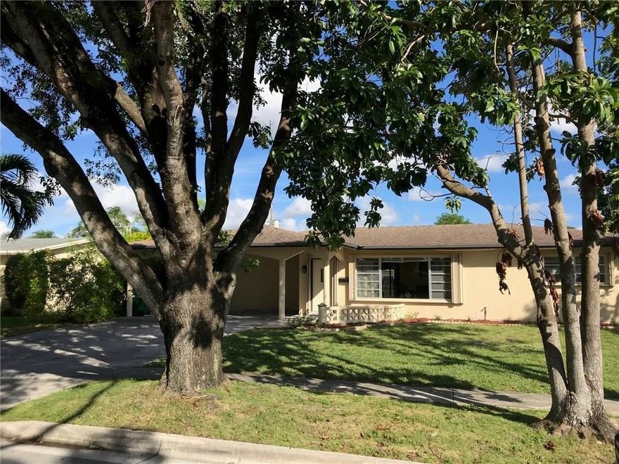 THIS CHARMING FLORIDA HOME HAS BEEN UPDATED WITH NEW FLOORING, KITCHEN APPLIANCES, A/C COMPRESSOR, WASHER/DRYER AND NUMEROUS OTHER UPGRADES.  A GENEROUS SIZED KITCHEN WITH A WONDERFUL PASS-THRU TO THE OVER-SIZED SCREENED IN PATIO, PERFECT FOR OUTDOOR ENTERTAINING.  THIS HOME IS COMPLETE WITH A FULL PANTRY AND LARGE LAUNDRY ROOM.  THE GROUNDS ARE FILLED WITH WONDERFUL OLD TREES, BOTH FRUIT AND ORNAMENTAL.  PRICED TO SELL!