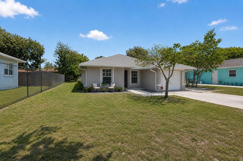 Photo of 351 NW 8th Avenue, Delray Beach, FL 33444 (MLS # B26029875)
