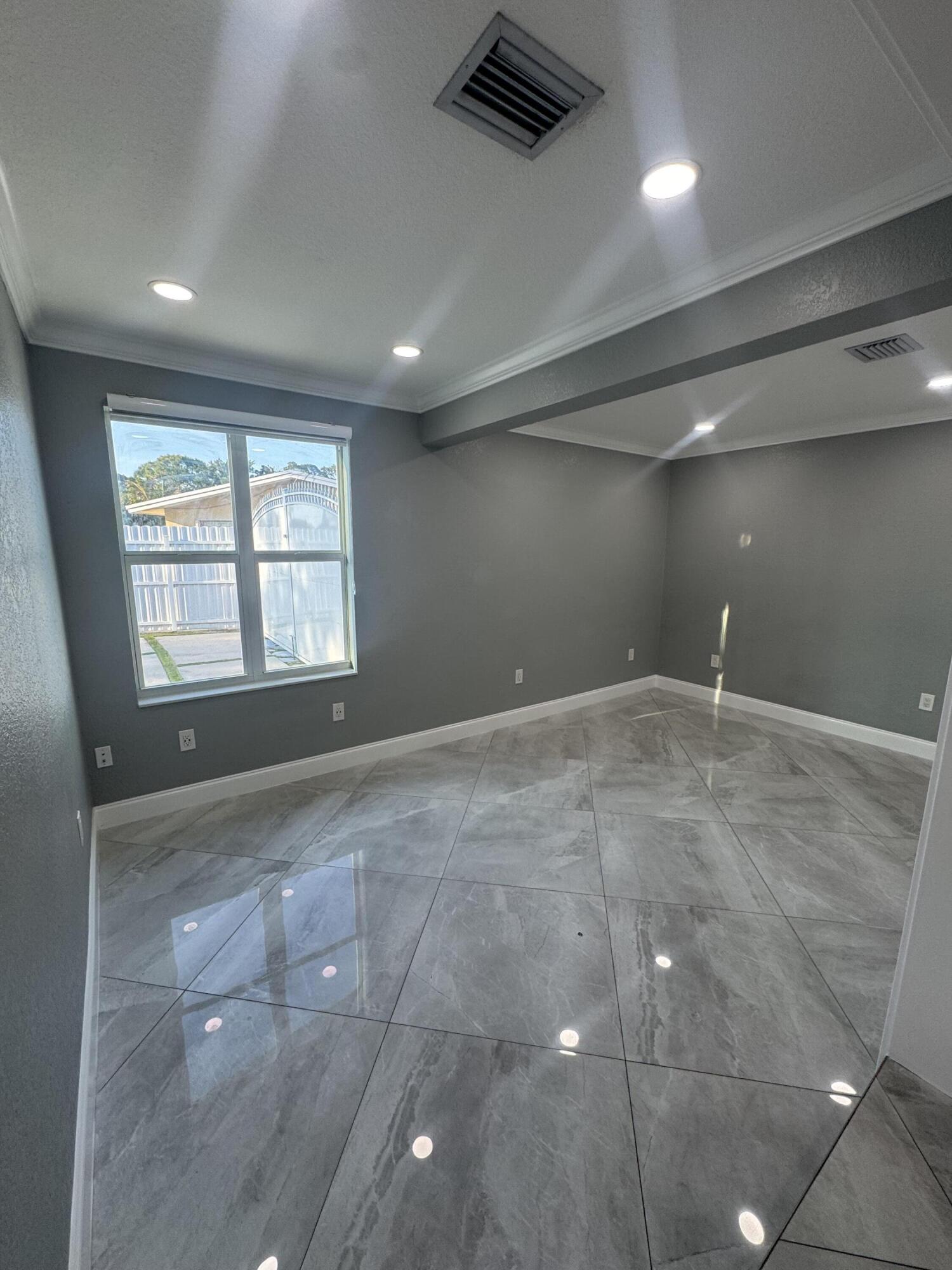 CRESTHAVEN OF PALM BEAHC 1 - Residential Lease