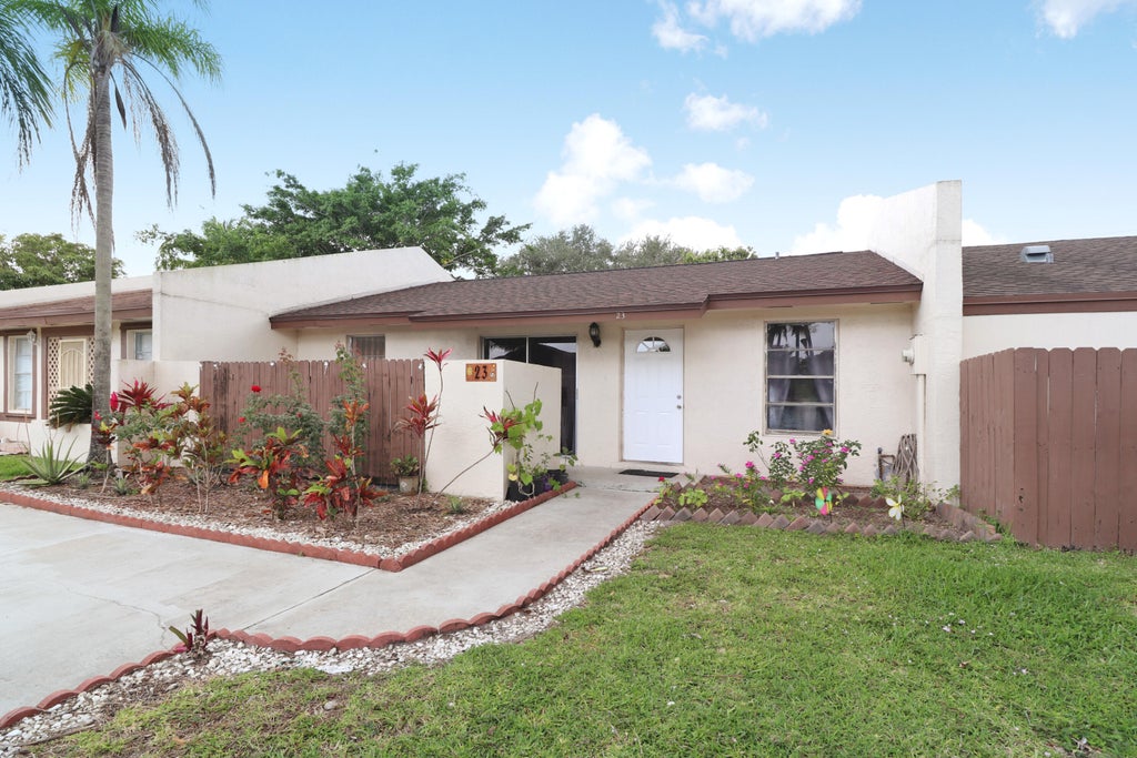 Photo of 23 Chelsea Lane, Boynton Beach, FL 33426 (MLS # B26039581)