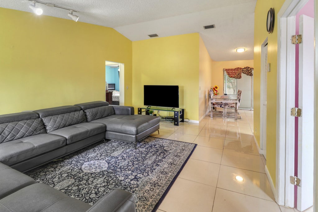 Photo of 23 Chelsea Lane, Boynton Beach, FL 33426 (MLS # B26039581)